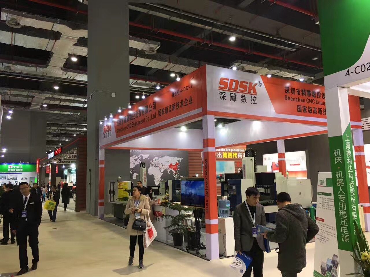 深圳精雕參加上海國際機(jī)床展會(huì)取得圓滿成功。展會(huì)上，公司主營機(jī)器，玻璃精雕機(jī)，大型精雕機(jī)，從外觀尺寸來講得到許多客戶的贊譽(yù)和認(rèn)可。